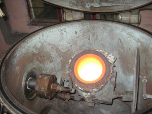 电源采用新一代IGBT关断器材，开关损耗小、开关速度快、噪音小、IGBT串联逆变工作时可以自动调节、使功率因数使终保持最大。