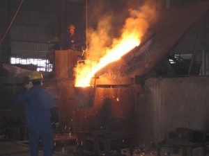 电源采用新一代IGBT关断器材，开关损耗小、开关速度快、噪音小、IGBT串联逆变工作时可以自动调节、使功率因数使终保持最大。
