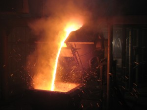 产品用途：用于熔炼不锈钢、铸钢、铸铁、铜、铝及其他金属。
产品特点：融化时间快，熔炼温度均匀，金属成分均匀，熔体采用合金铝结构，操作简单，维修方便，占地面积
小。
左面100kg快速熔炼炉， 每炉熔炼时间16分钟现场熔炼不锈钢件。